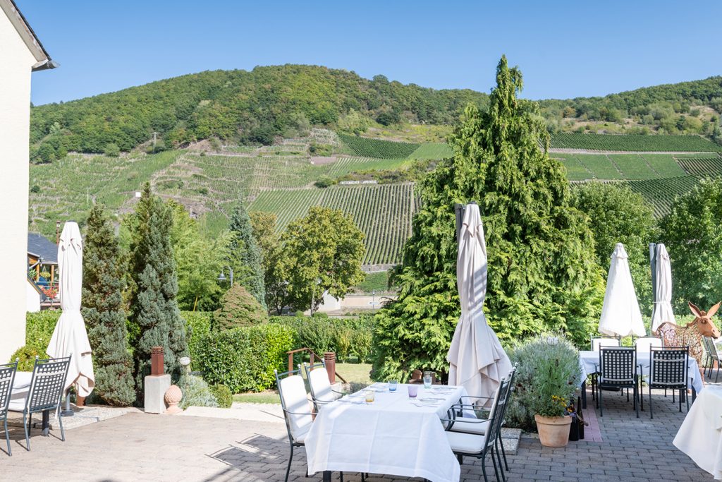 Terrasse des Wein- & Tafelhaus mit wunderschönem Blick auf die Weinberge