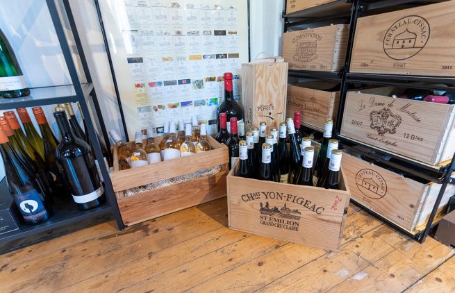 Kisten mit Wein in der Greißlerei des Wein- & Tafelhaus